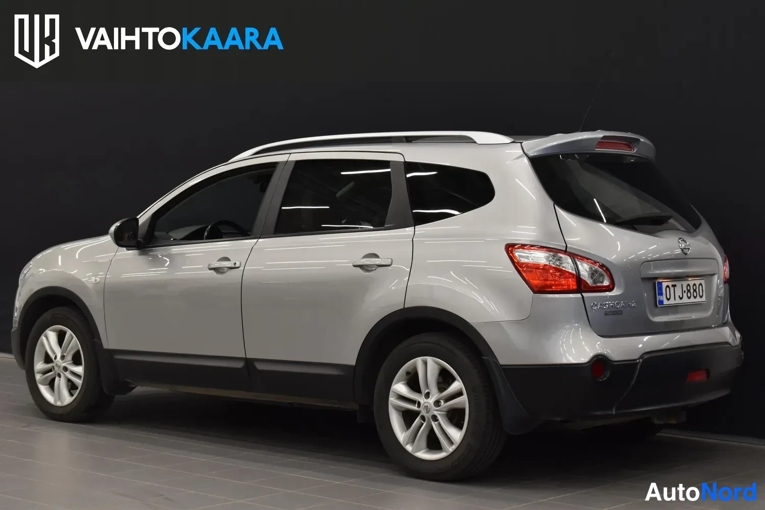 Takaviisto: Nissan Qashqai+2 -henkilöauton takakulma takapuolelta, hopeinen, rekisterikilpi.