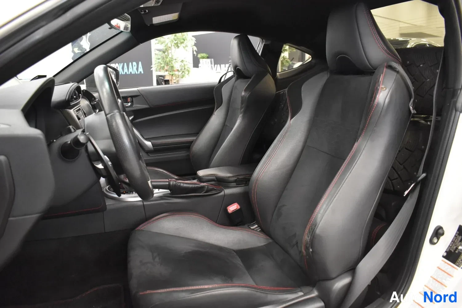 Valkoinen Toyota GT86 2012, ulkokuva 4 – Raisio
