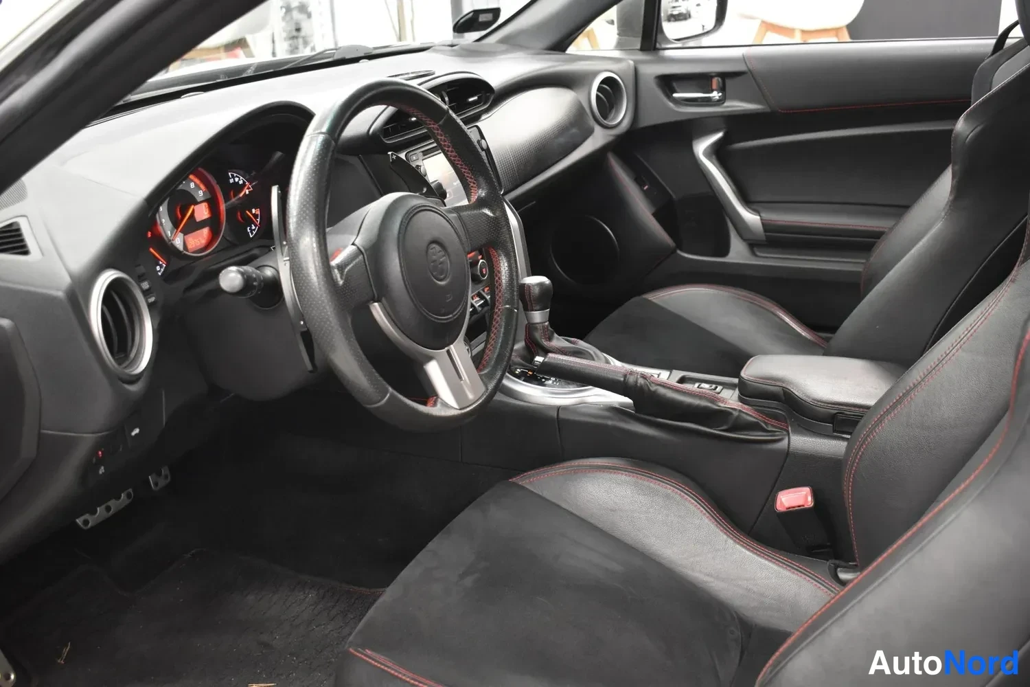 Valkoinen Toyota GT86 2012, ulkokuva 5 – Raisio