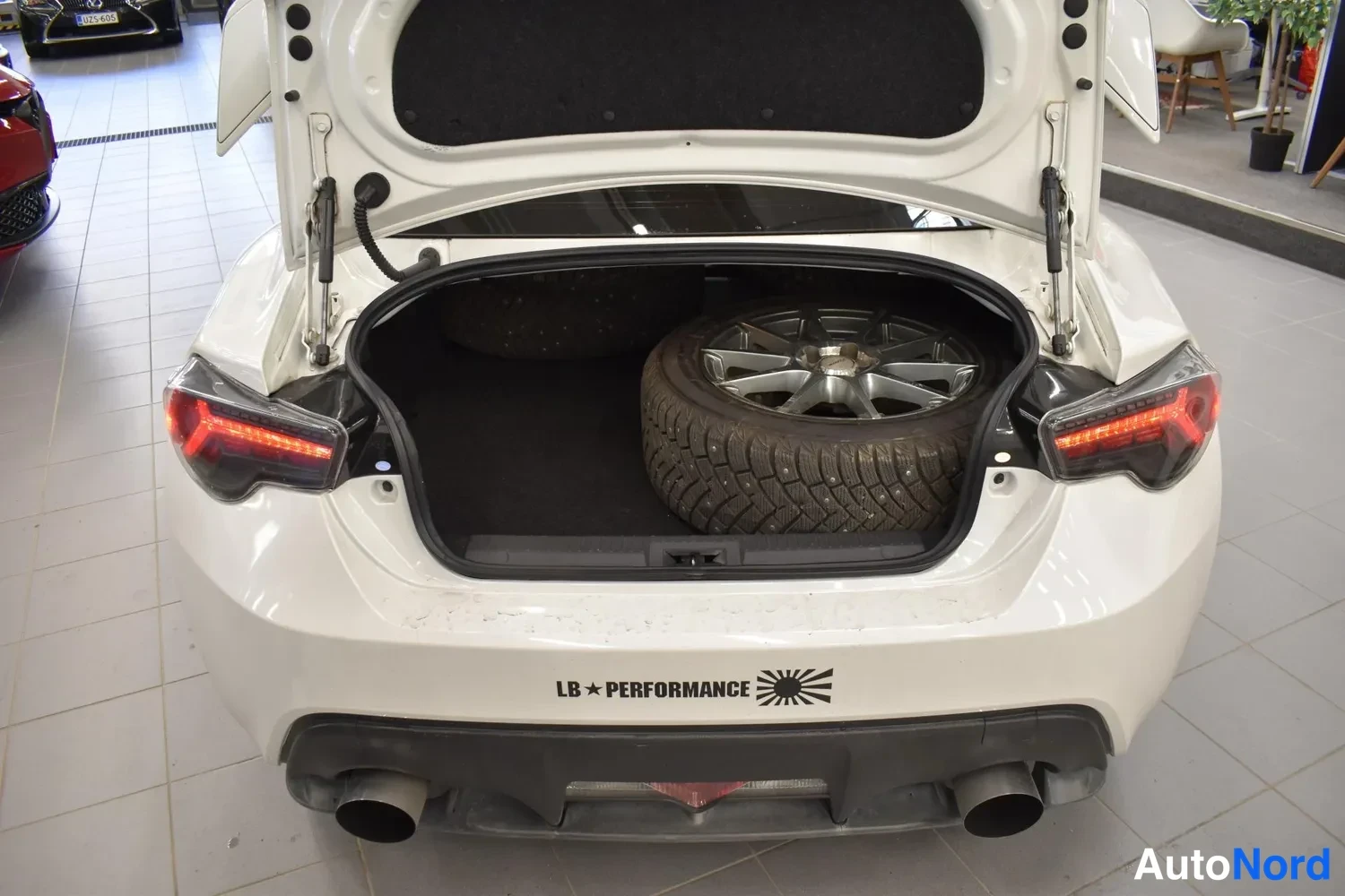 Valkoinen Toyota GT86 2012, ulkokuva 6 – Raisio