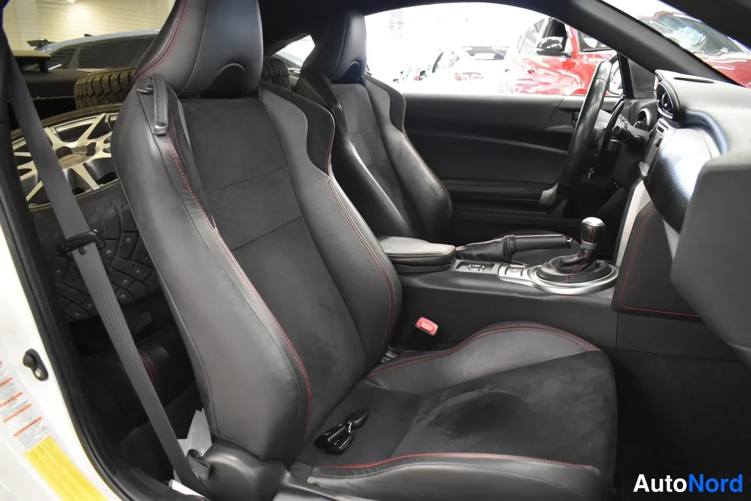 Valkoinen Toyota GT86 2012, ulkokuva 7 – Raisio