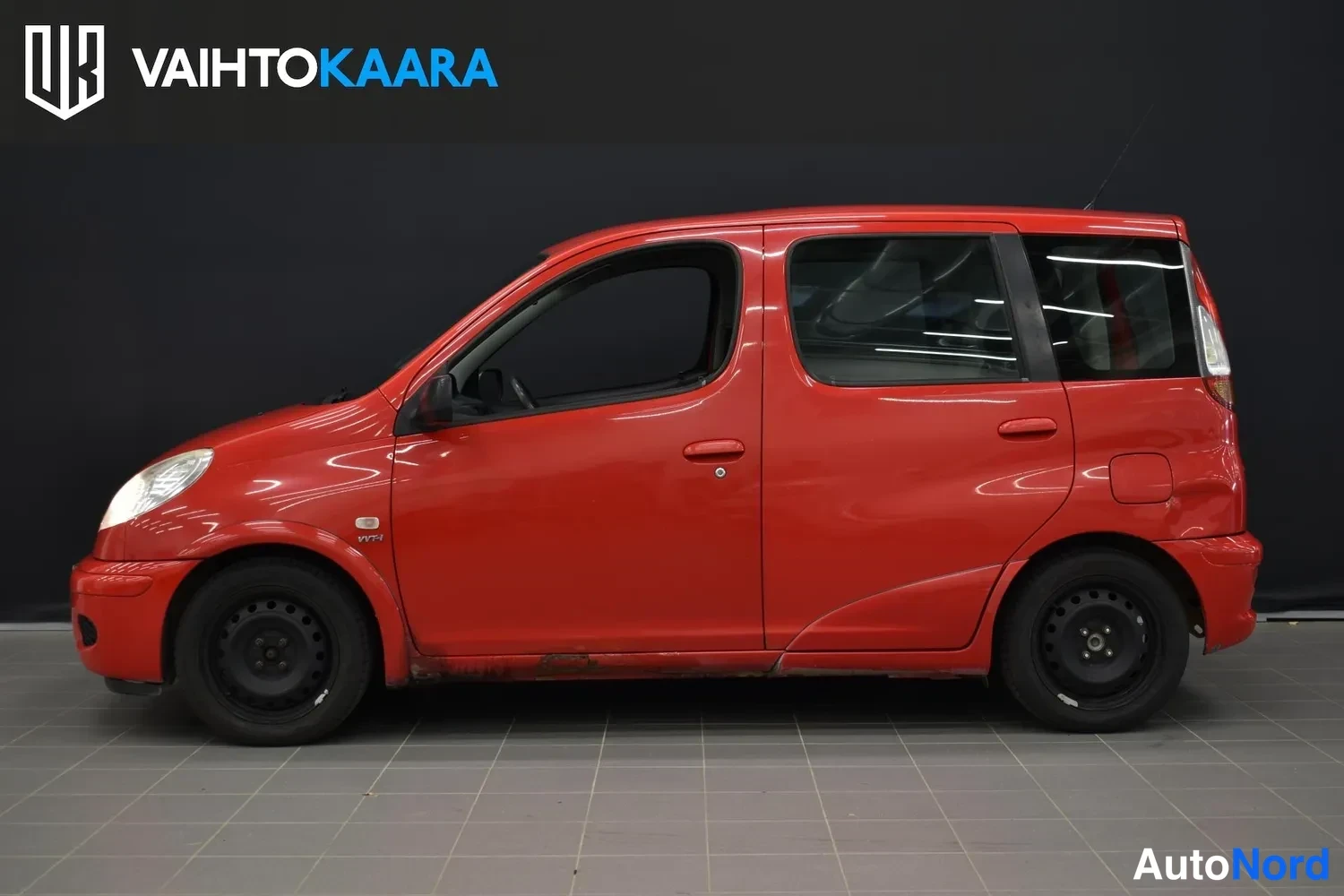 Punainen Toyota Yaris Verso 2004, etuviisto, keula vasemmalle, kuva 3