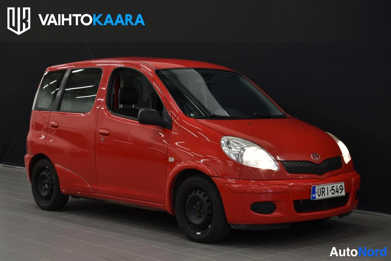 Punainen Toyota Yaris Verso 2004, etuviisto, keula oikealle, kuva 4
