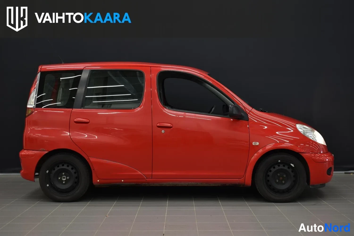 Punainen Toyota Yaris Verso 2004, etuviisto, keula oikealle, kuva 5