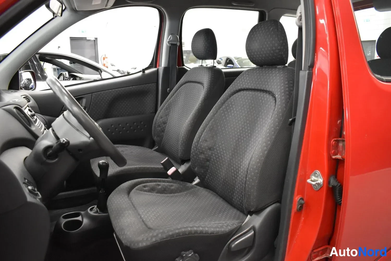 Punainen Toyota Yaris Verso 2004, etuistuimet, kuva 15