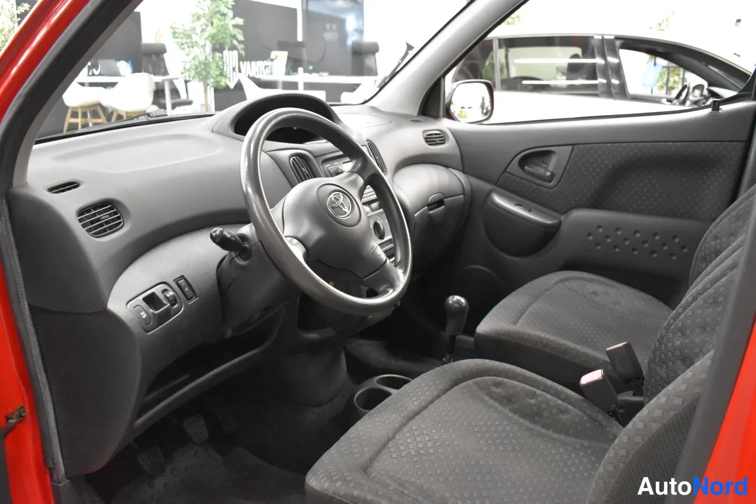 Punainen Toyota Yaris Verso 2004, ohjaamo, kuva 13