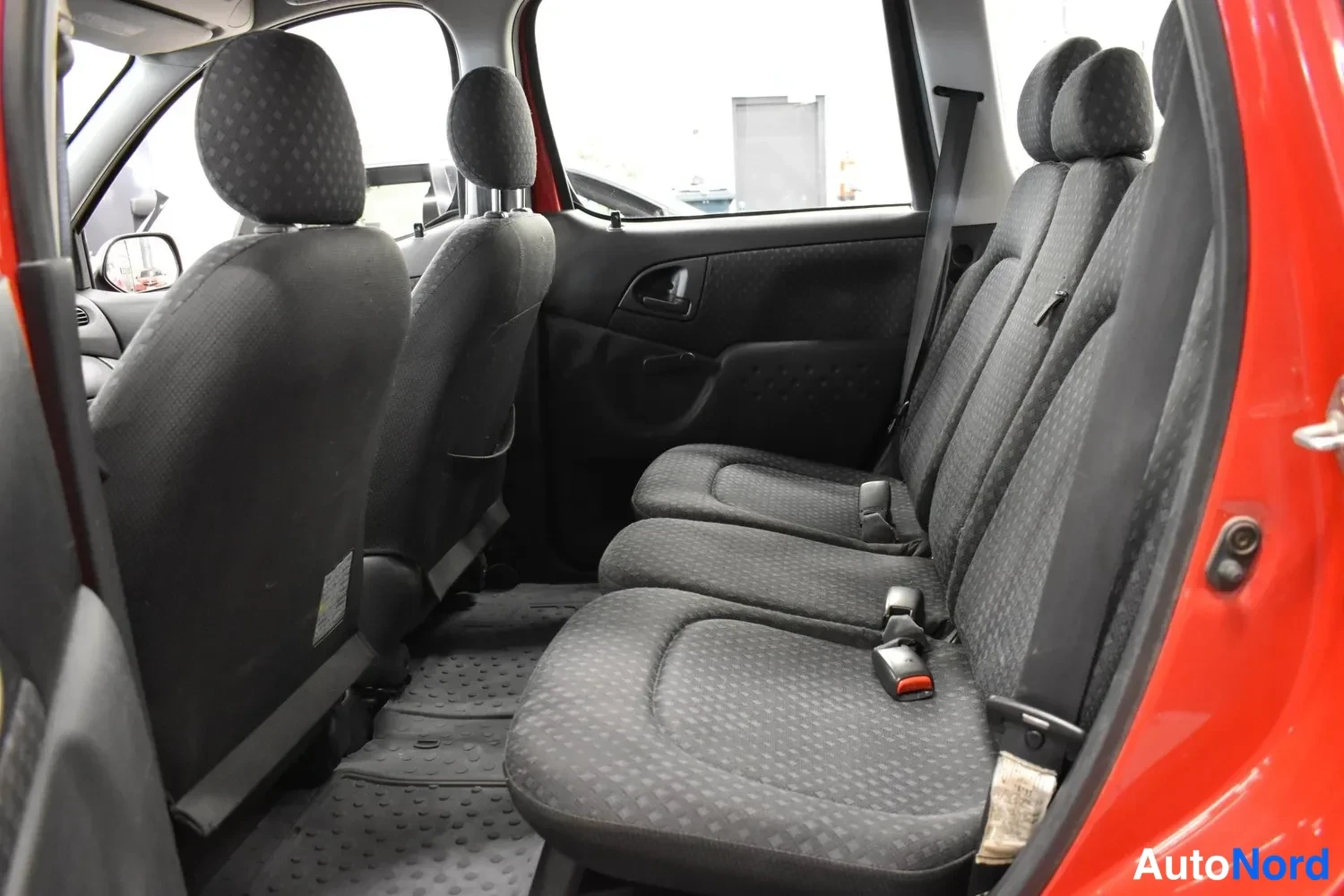 Punainen Toyota Yaris Verso 2004, takaistuimet, kuva 17