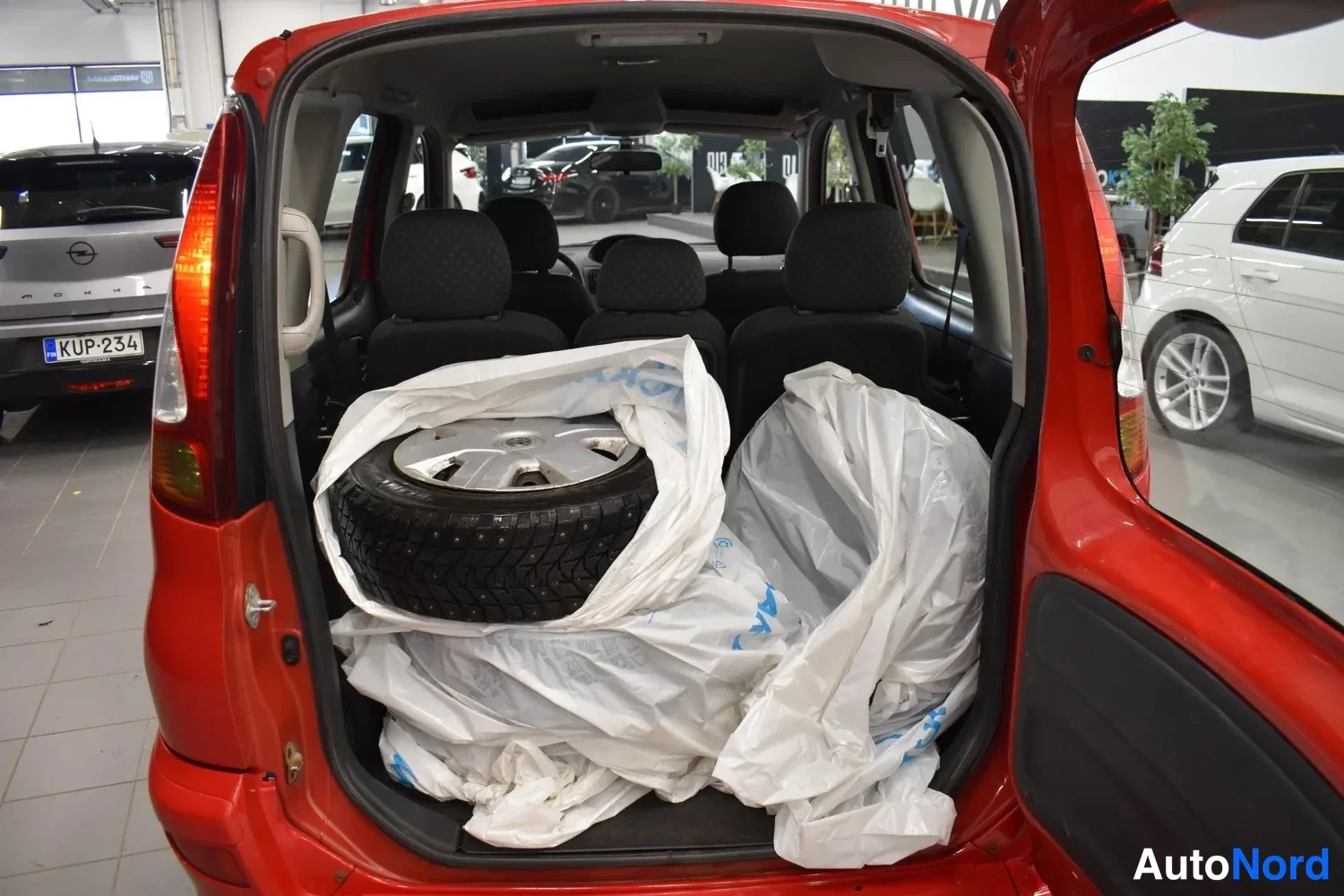 Punainen Toyota Yaris Verso 2004, tavaratila, kuva 18