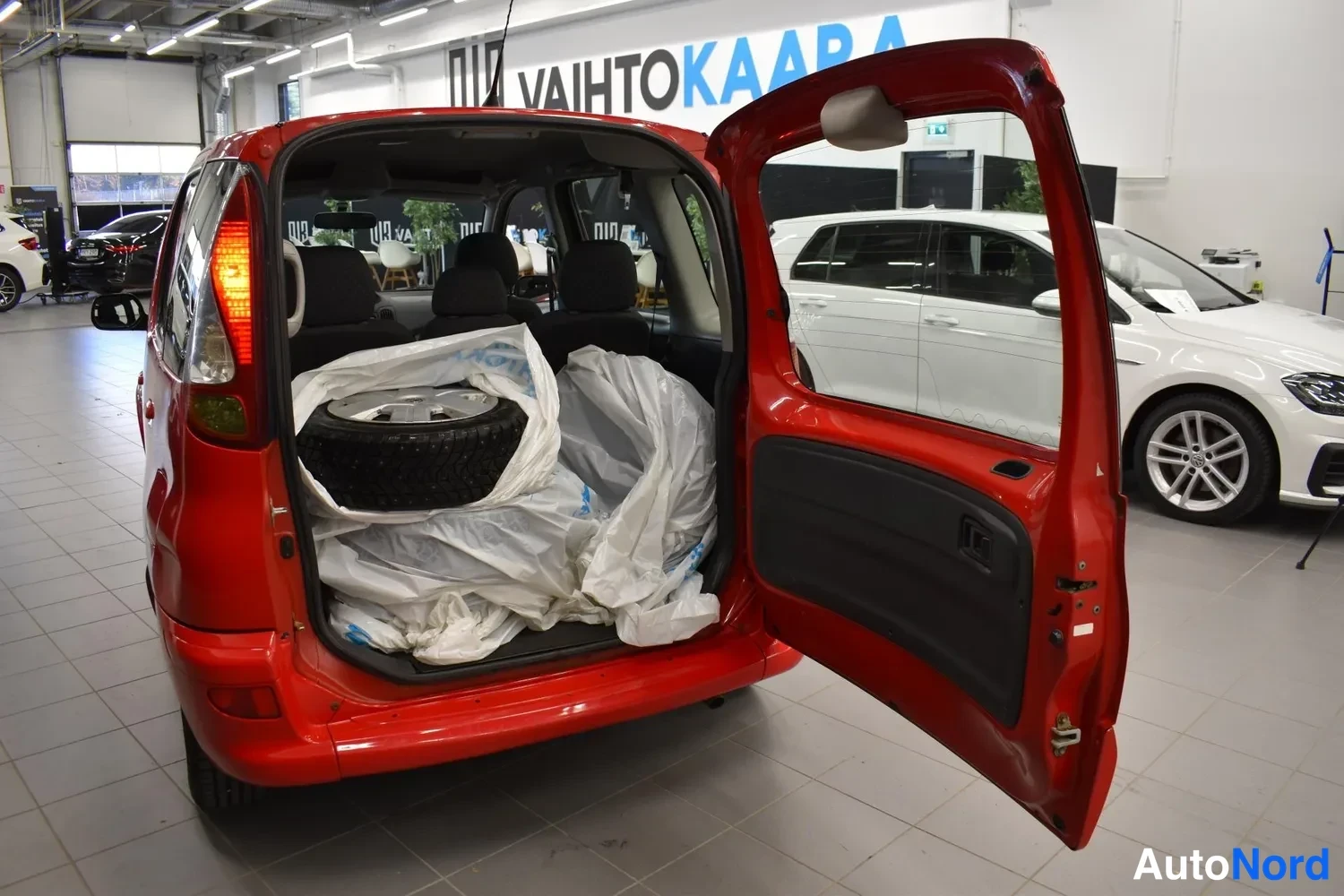 Punainen Toyota Yaris Verso 2004, takaviisto, kuva 9