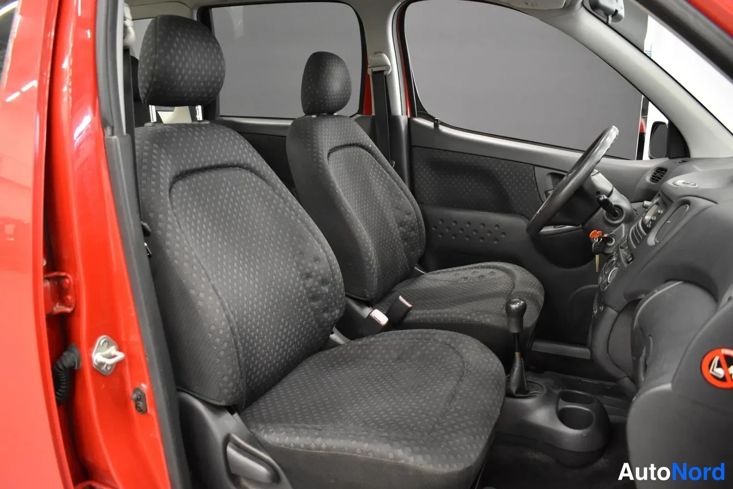 Punainen Toyota Yaris Verso 2004, etuistuimet, kuva 16
