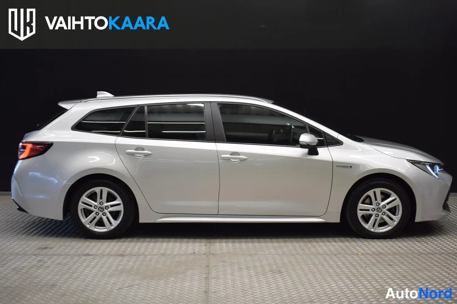 Hopea Toyota Corolla Touring 2021, etuviisto, keula oikealle, kuva 4