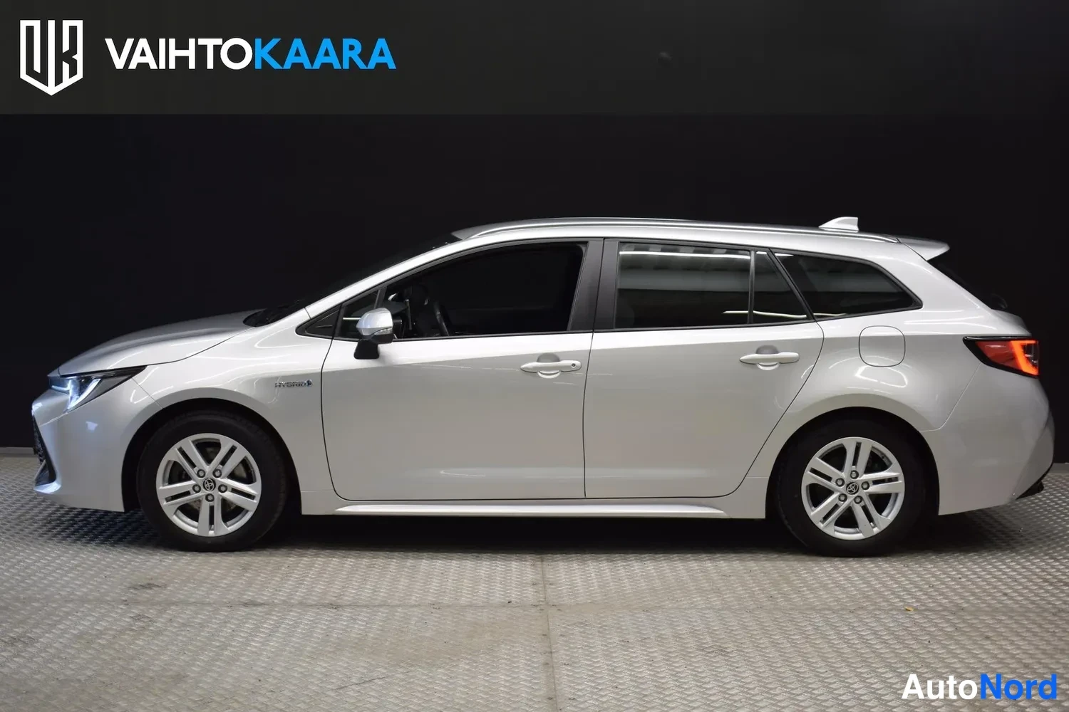 Hopea Toyota Corolla Touring 2021, etuviisto, keula vasemmalle, kuva 2