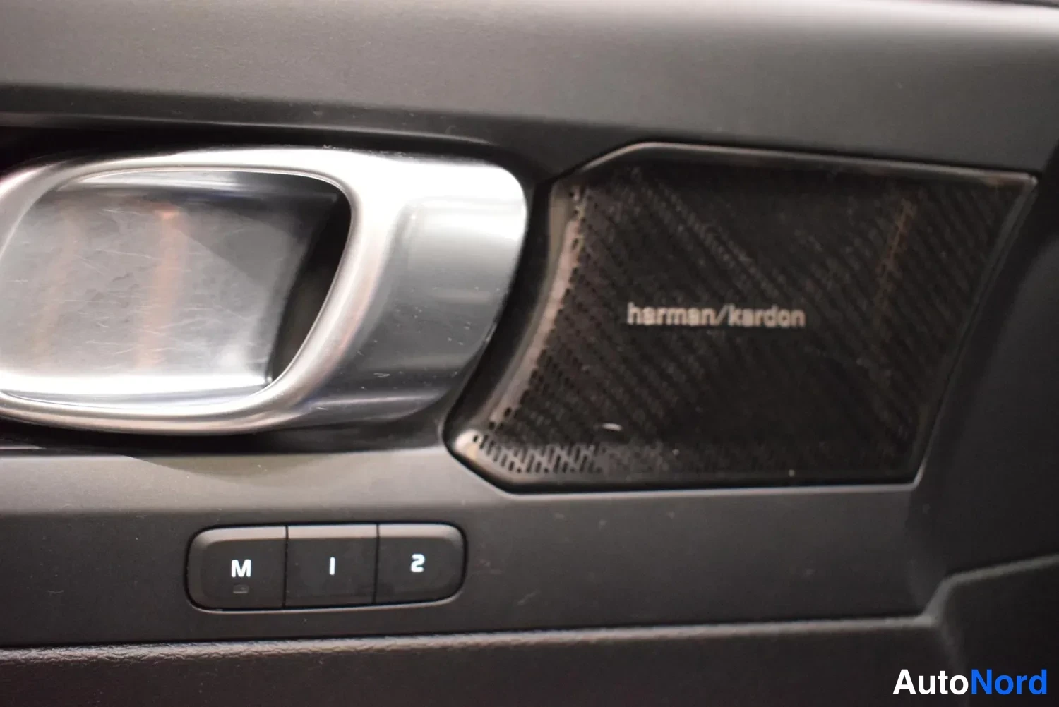 Muu: Oven sisäpuoli: harman/kardon -kaiutin ja muistipainikkeet M, 1 ja 2.