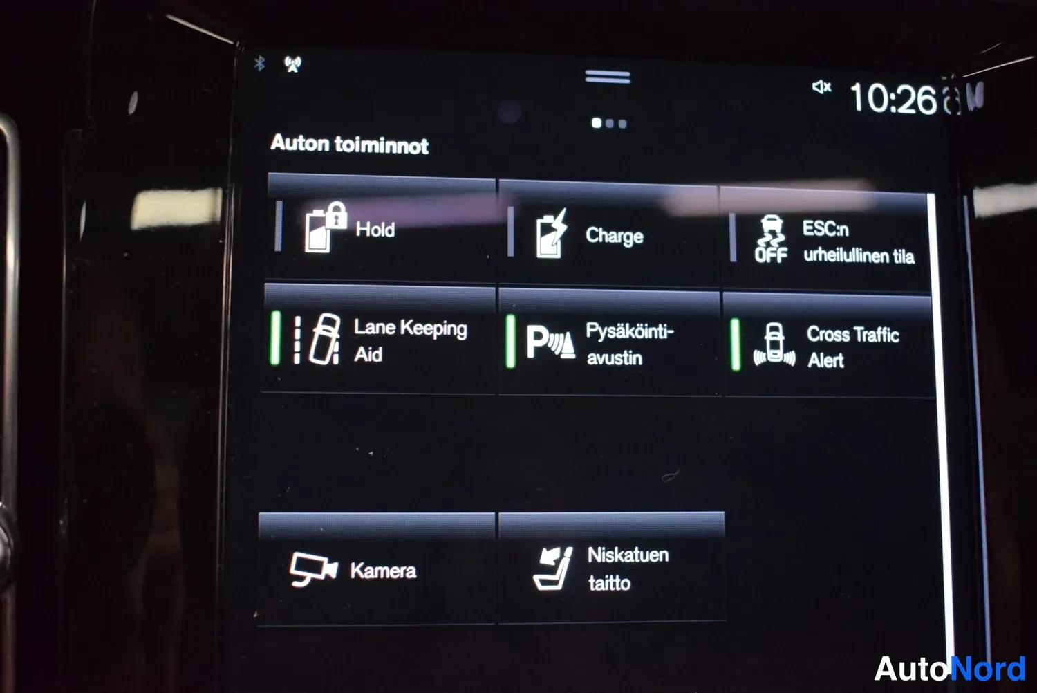 Yksityiskohta: Infotainment-näytön 'Auton toiminnot'-valikko: Hold, Charge, ESC:n OFF urheilullinen tila, Lane Keeping Aid, Pysäköintiavustin, Cross Traffic Alert, Kamera ja N