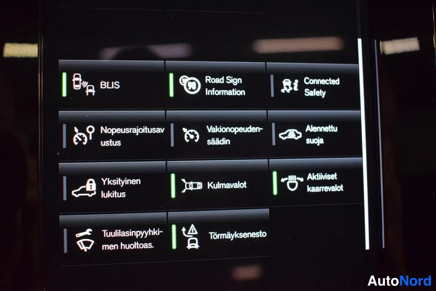 Muu: Auton keskinäytön valikko, jossa näkyvät mm. BLIS, Road Sign Information, vakionopeudensäädin, kulmavalot, aktiiviset kaarrevalot ja tömäyksenesto.