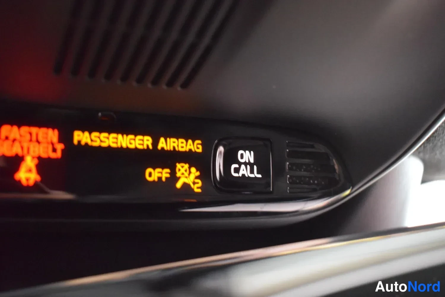 Muu: Katetun näytön varoitusviesti: PASSenger AIRBAG OFF -symboli, FASTEN SEATBELT -teksti ja ON CALL -painike.
