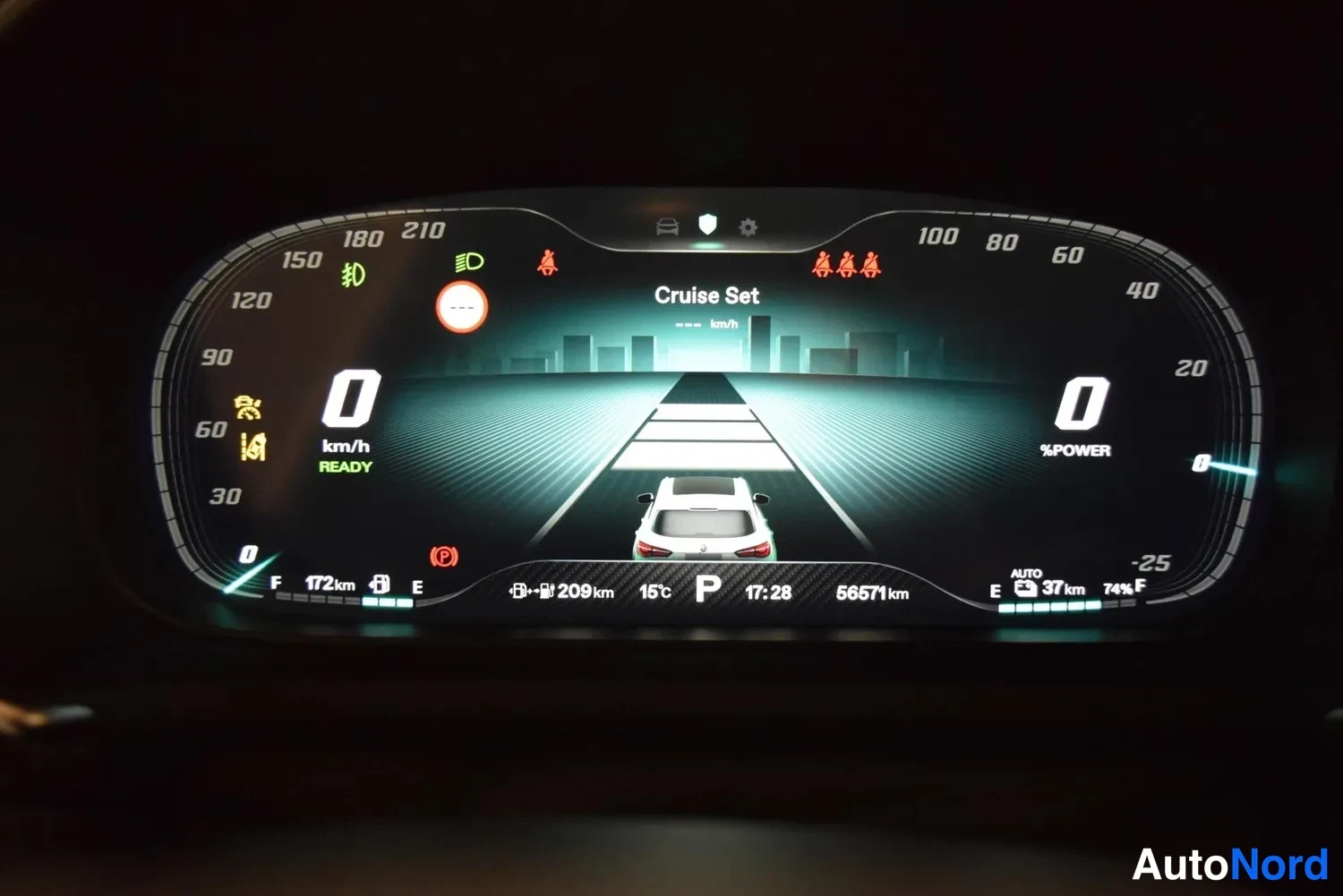 Muu: Digitaalinen mittaristo: nopeus 0 km/h, READY, Cruise Set, vaihde P, lukema 56571 km, ajo-ottoruutu alhaalla.