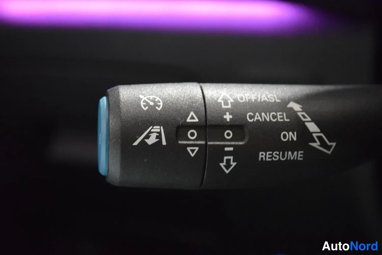 Yksityiskohta: Vakionopeudensäätimen ja kaistanavustimen ohjaustangon varsi teksteillä OFF/ASL, CANCEL, ON, RESUME.