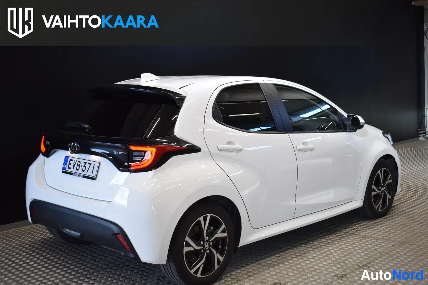 Valkoinen Toyota Yaris 2024, takaviisto, kuva 14