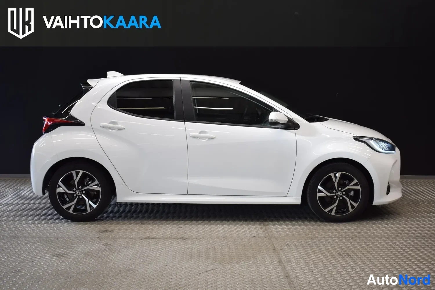 Valkoinen Toyota Yaris 2024, etuviisto, keula oikealle, kuva 5