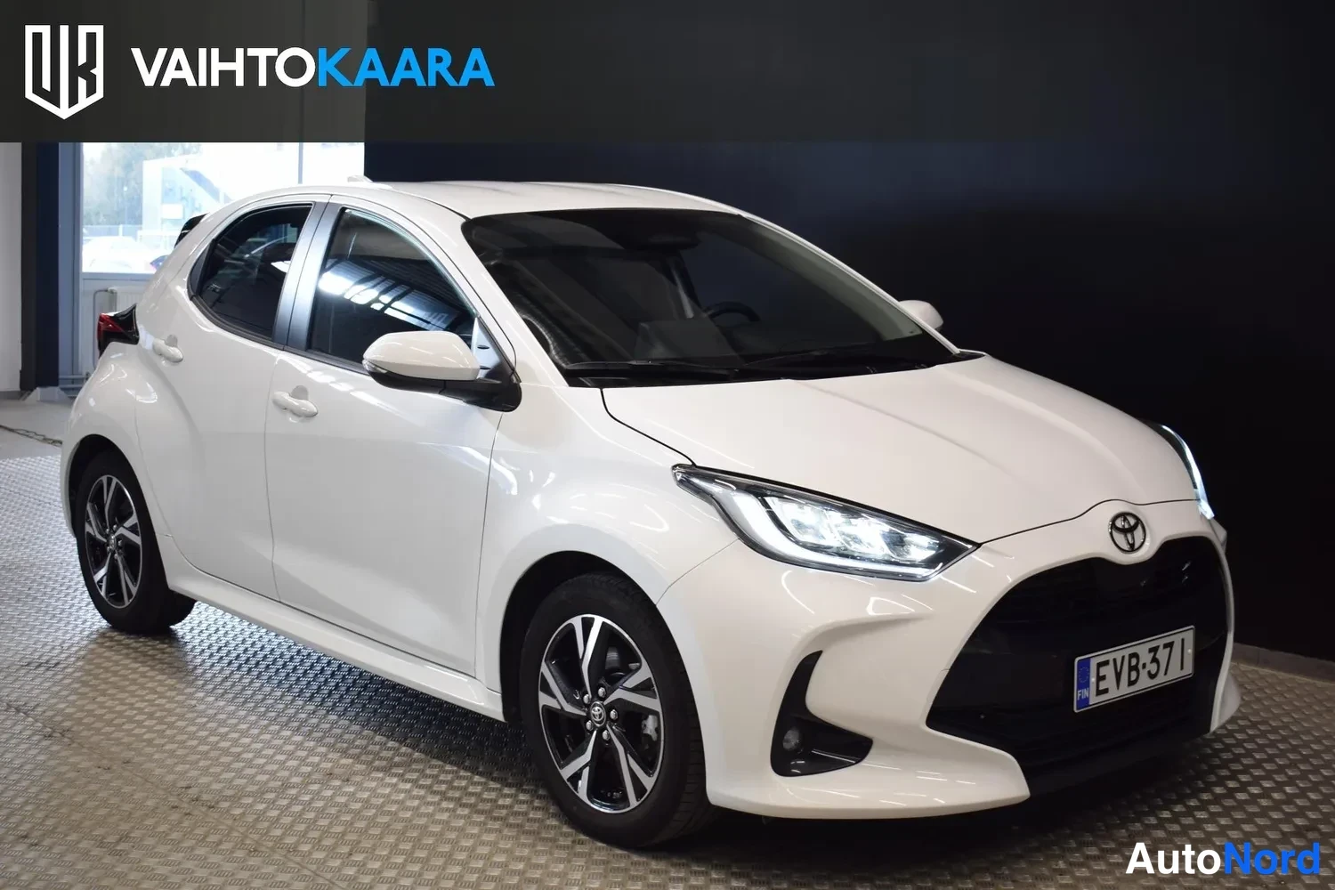 Valkoinen Toyota Yaris 2024, etuviisto, keula oikealle, kuva 6