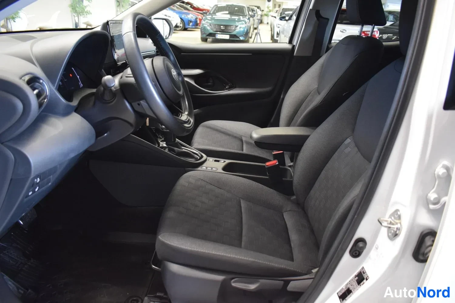 Valkoinen Toyota Yaris 2024, ohjaamo, kuva 15