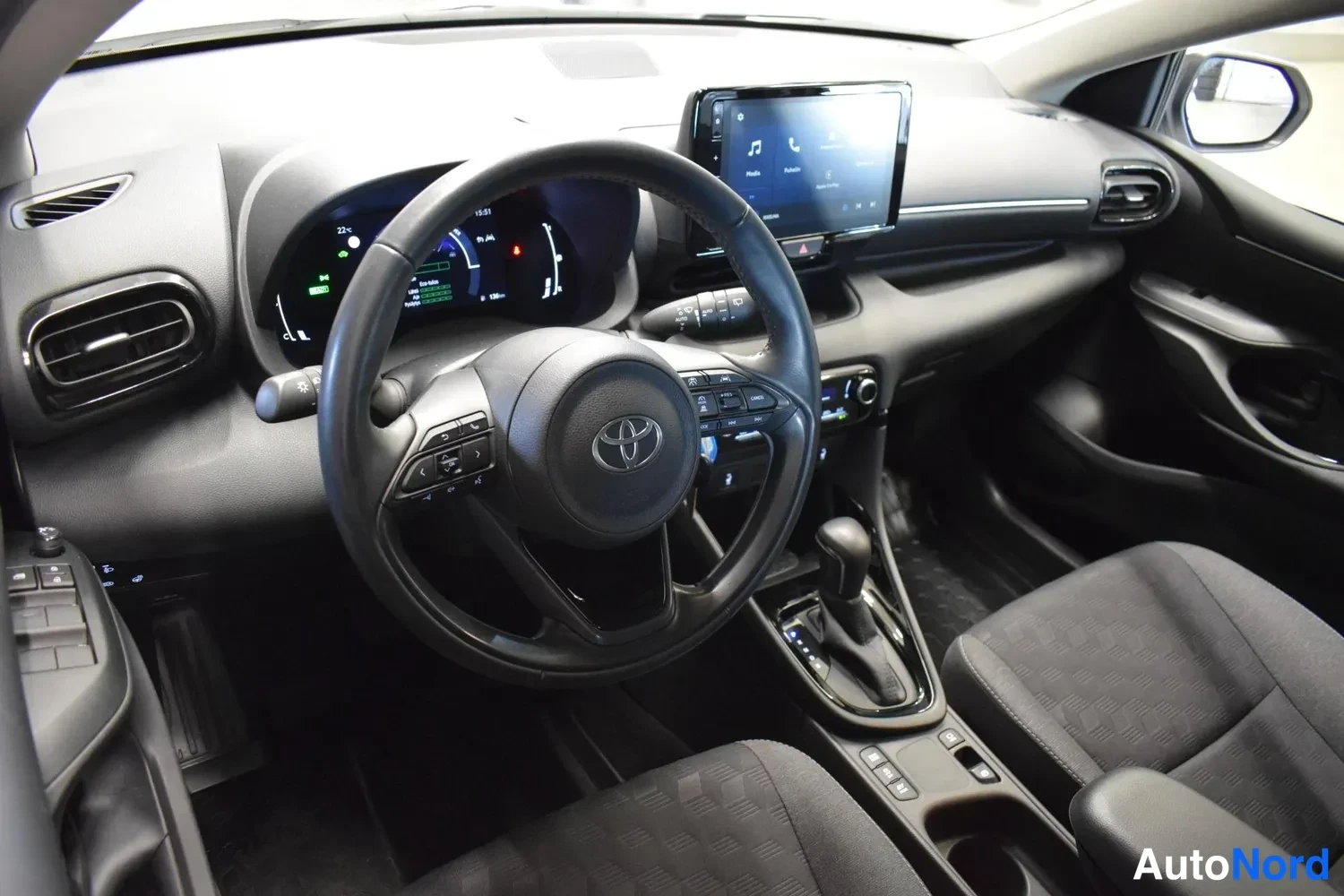 Valkoinen Toyota Yaris 2024, ohjaamo, kuva 17