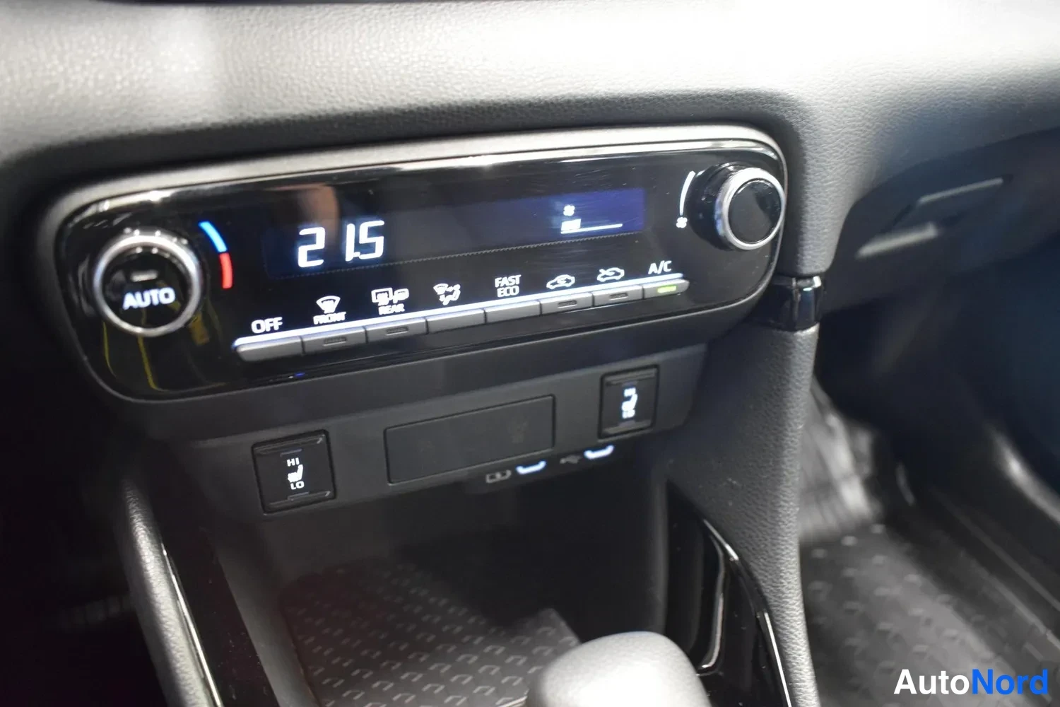 Valkoinen Toyota Yaris 2024, yksityiskohta, kuva 23