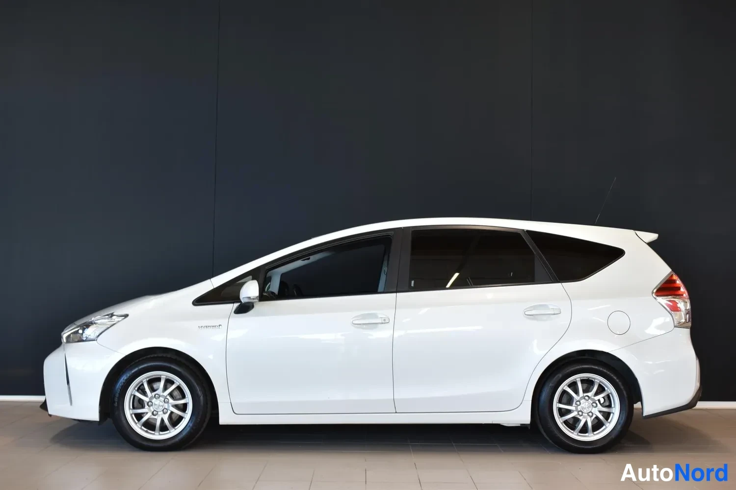 Valkoinen Toyota Prius+ 2016, ulkokuva 2 – Raisio