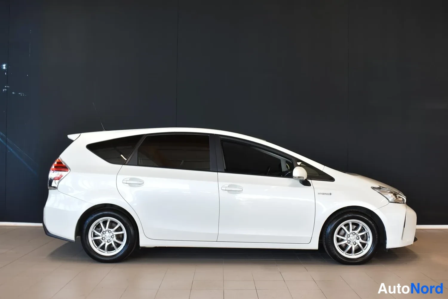 Valkoinen Toyota Prius+ 2016, ulkokuva 4 – Raisio