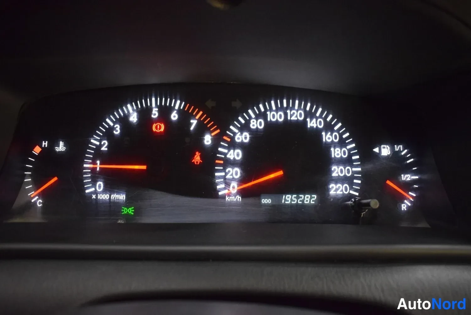 Muu: Toyotan mittaristo: nopeusmittari 0–220 km/h, kierrosmittari 0–8000 r/min, polttoaine- ja lämpömittarit; matkamittari näyttää ODO 195282.