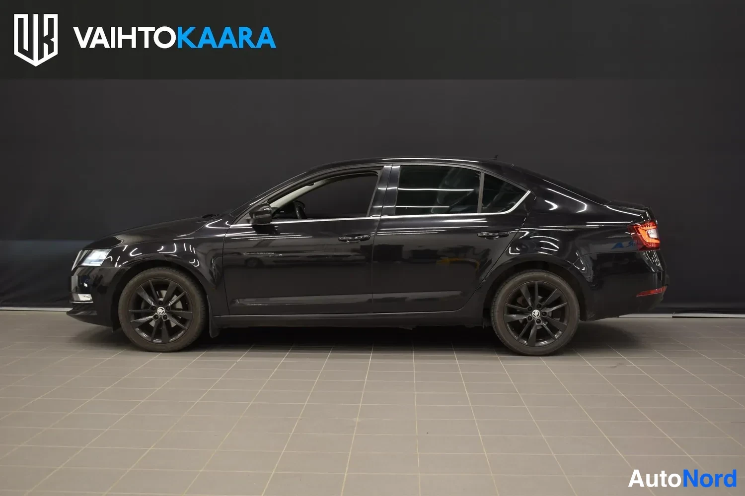 Musta Skoda Octavia 2019, ulkokuva 2 – Raisio