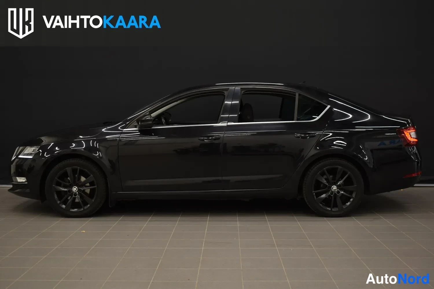 Musta Skoda Octavia 2019, sivulta, kuva 4