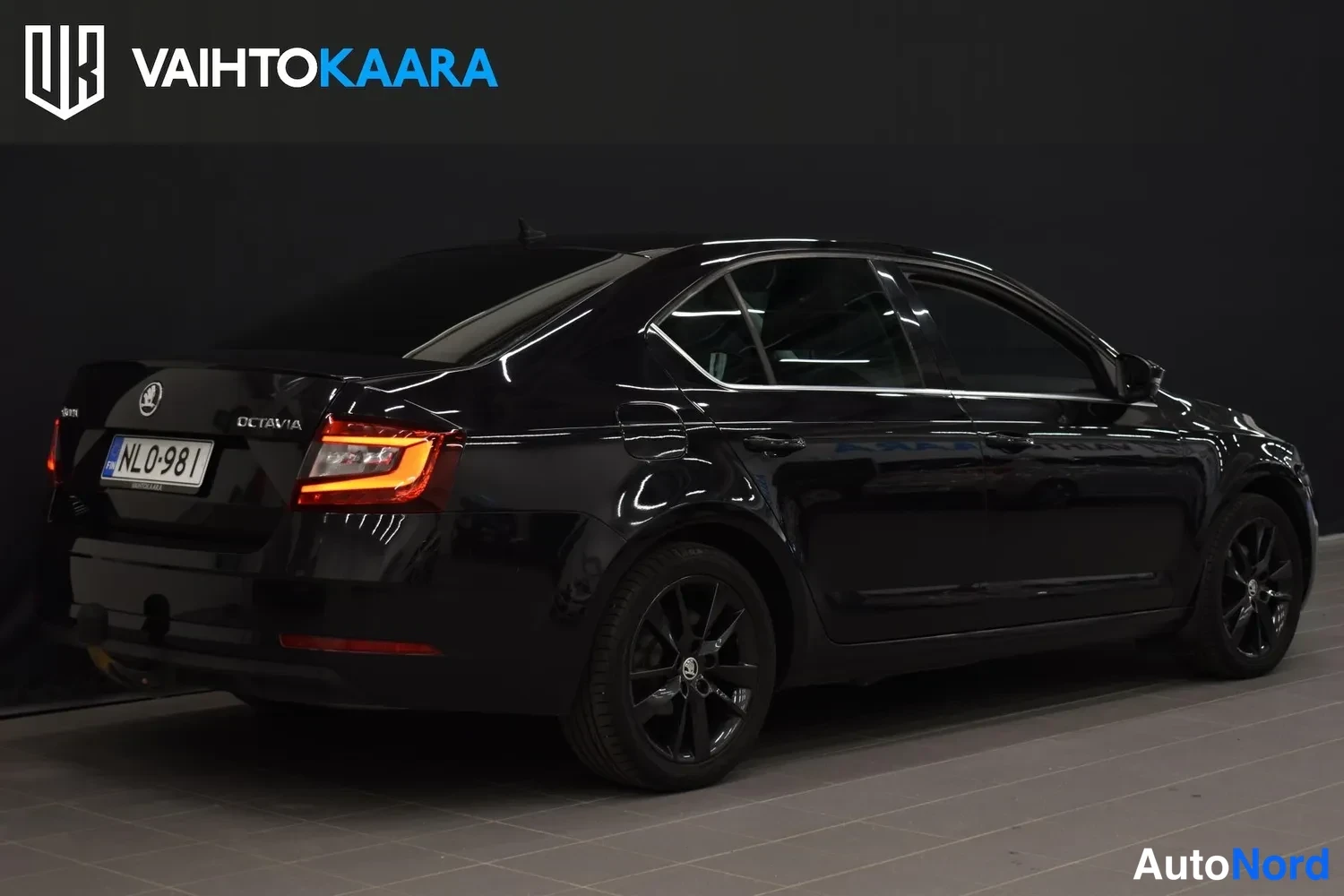 Musta Skoda Octavia 2019, takaviisto, kuva 6