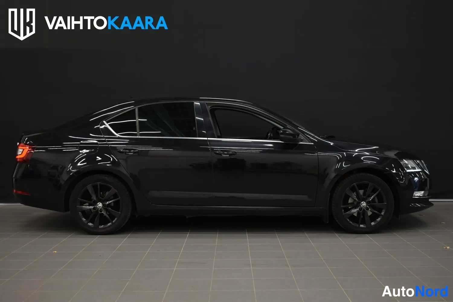 Musta Skoda Octavia 2019, etuviisto, keula oikealle, kuva 3