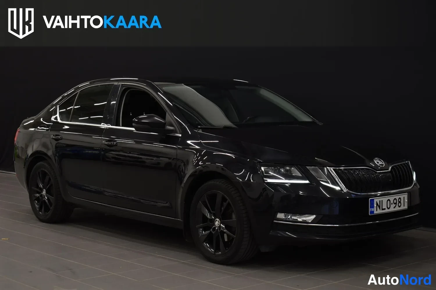 Musta Skoda Octavia 2019, etuviisto, keula oikealle, kuva 2