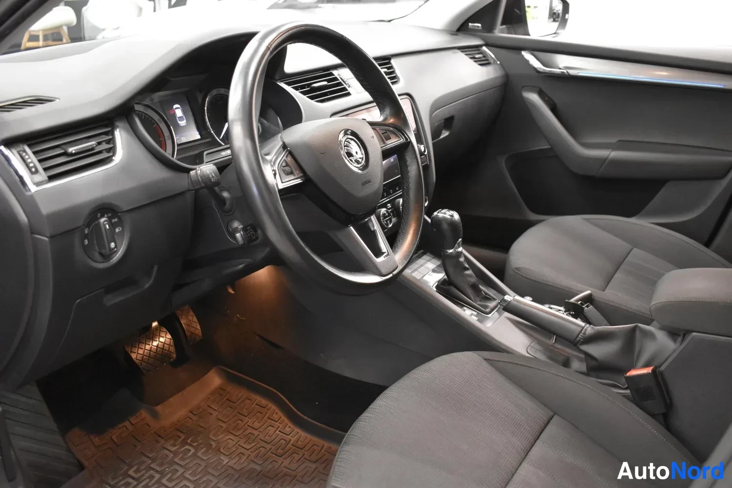 Musta Skoda Octavia 2019, kuva 16
