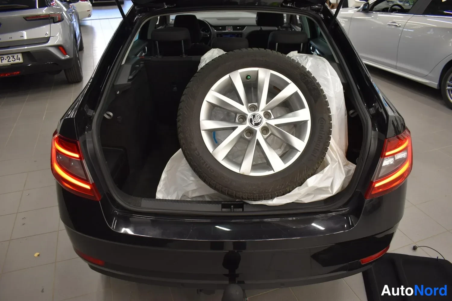 Musta Skoda Octavia 2019, takaa, kuva 7