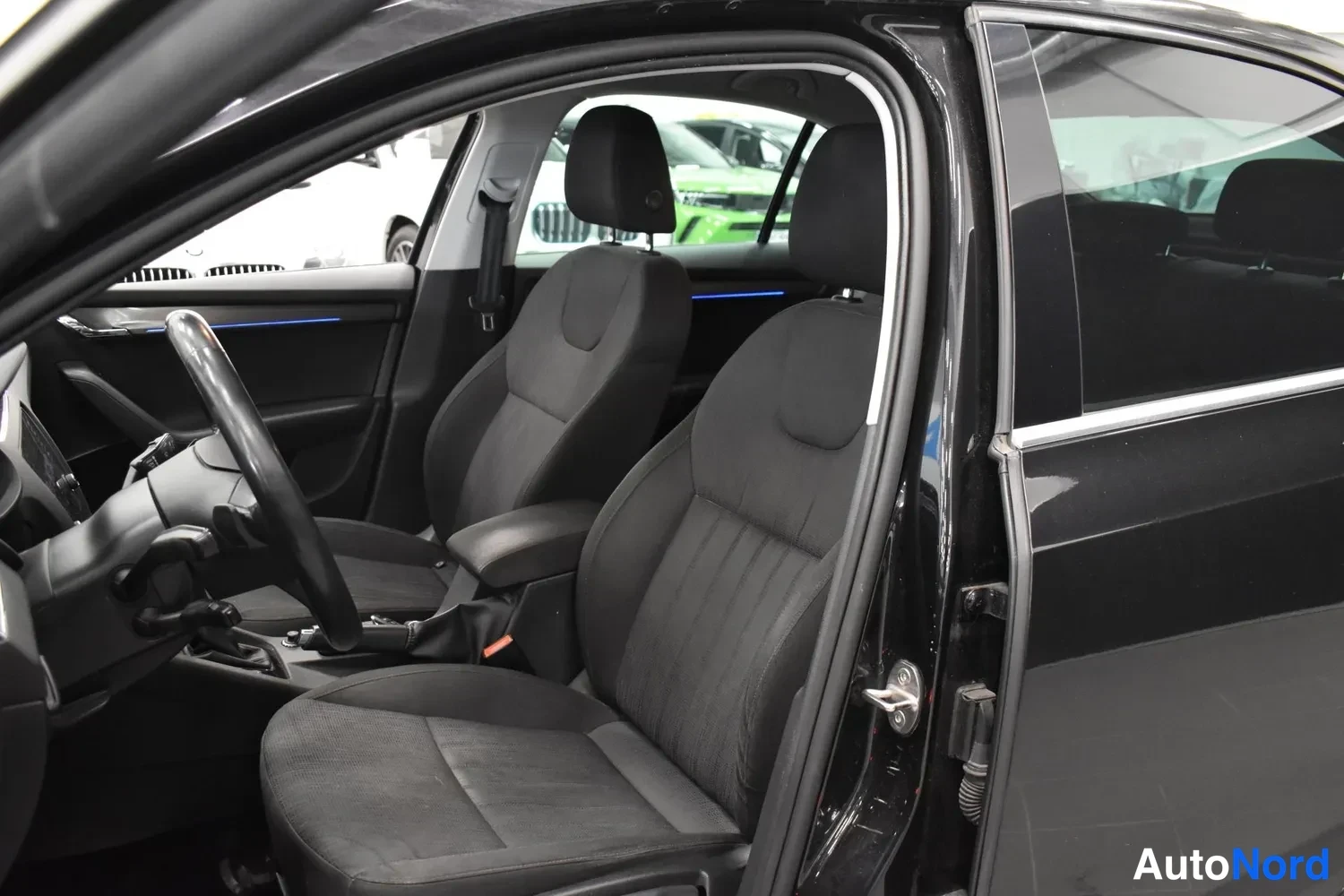 Musta Skoda Octavia 2019, ulkokuva 4 – Raisio