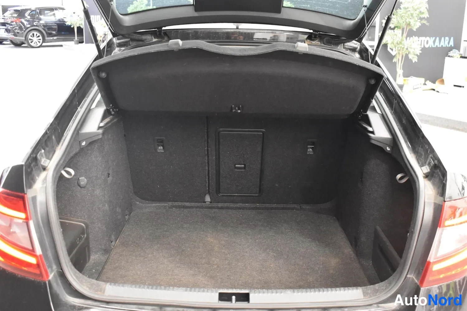 Musta Skoda Octavia 2019, ulkokuva 8 – Raisio