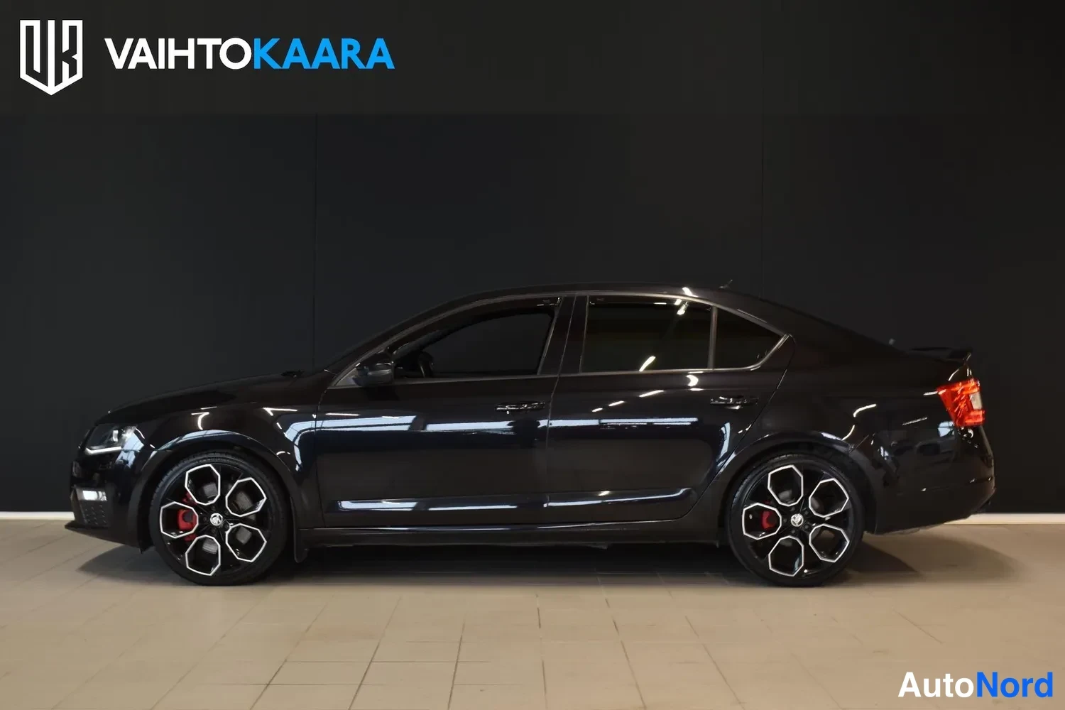 Musta Skoda Octavia 2016, ulkokuva 2 – Raisio