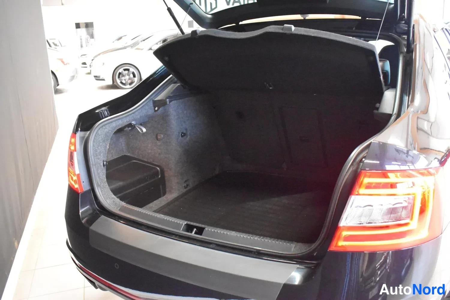 Musta Skoda Octavia 2016, ulkokuva 13 – Raisio