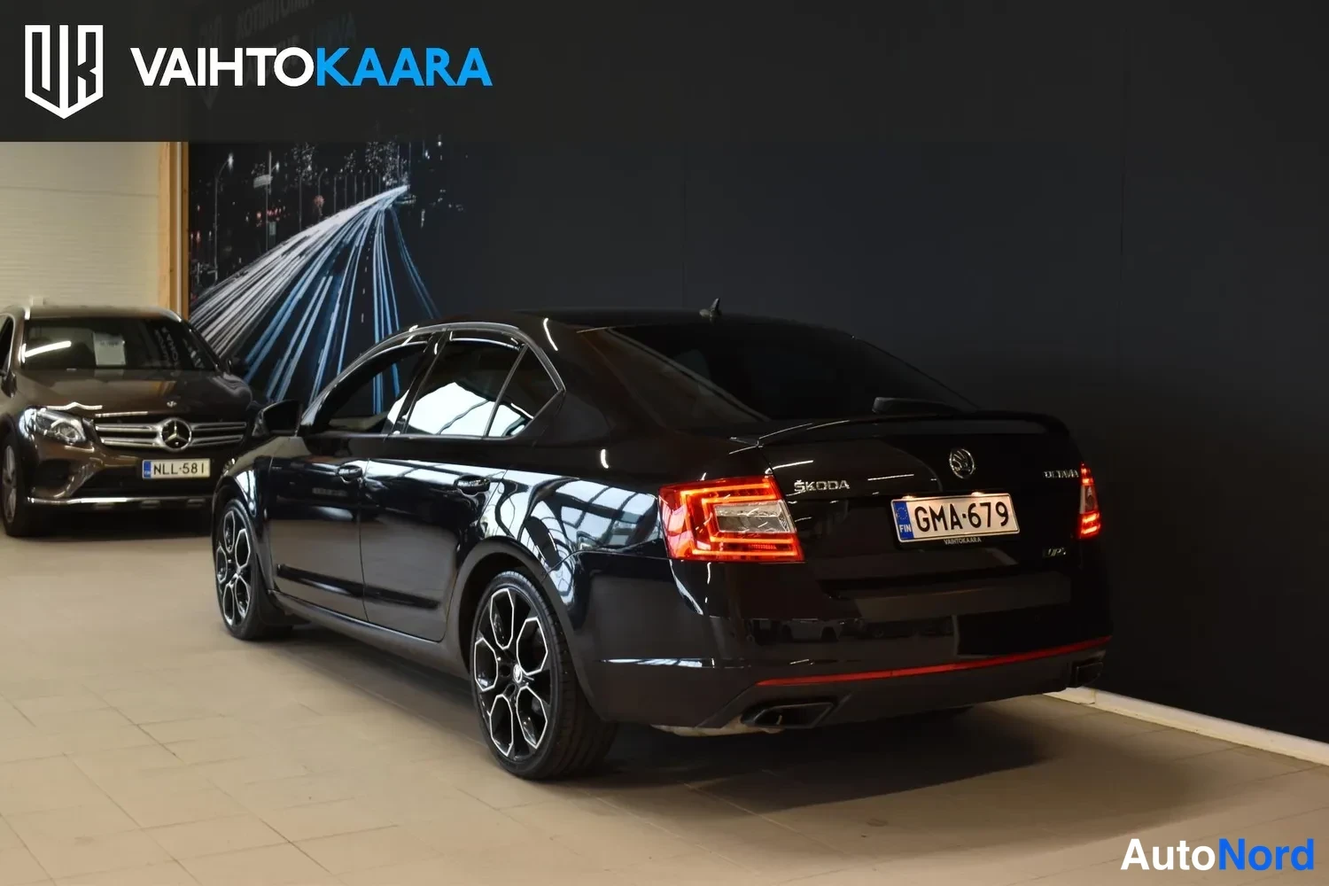 Musta Skoda Octavia 2016, ulkokuva 3 – Raisio