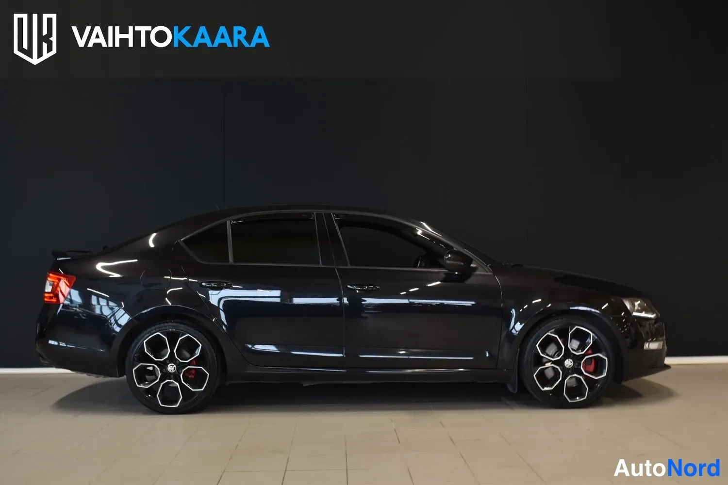 Musta Skoda Octavia 2016, ulkokuva 4 – Raisio