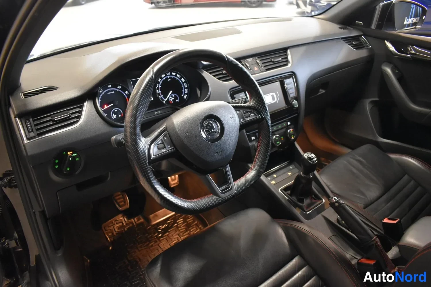 Musta Skoda Octavia 2016, ulkokuva 7 – Raisio