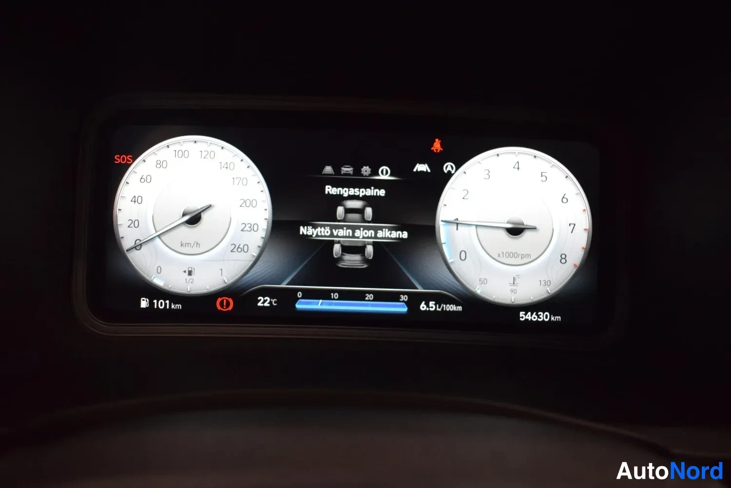 Muu: Mittaristonäyttö, jossa rengaspainevalvonta näkyy ja matkamittari lukee 54630 km.