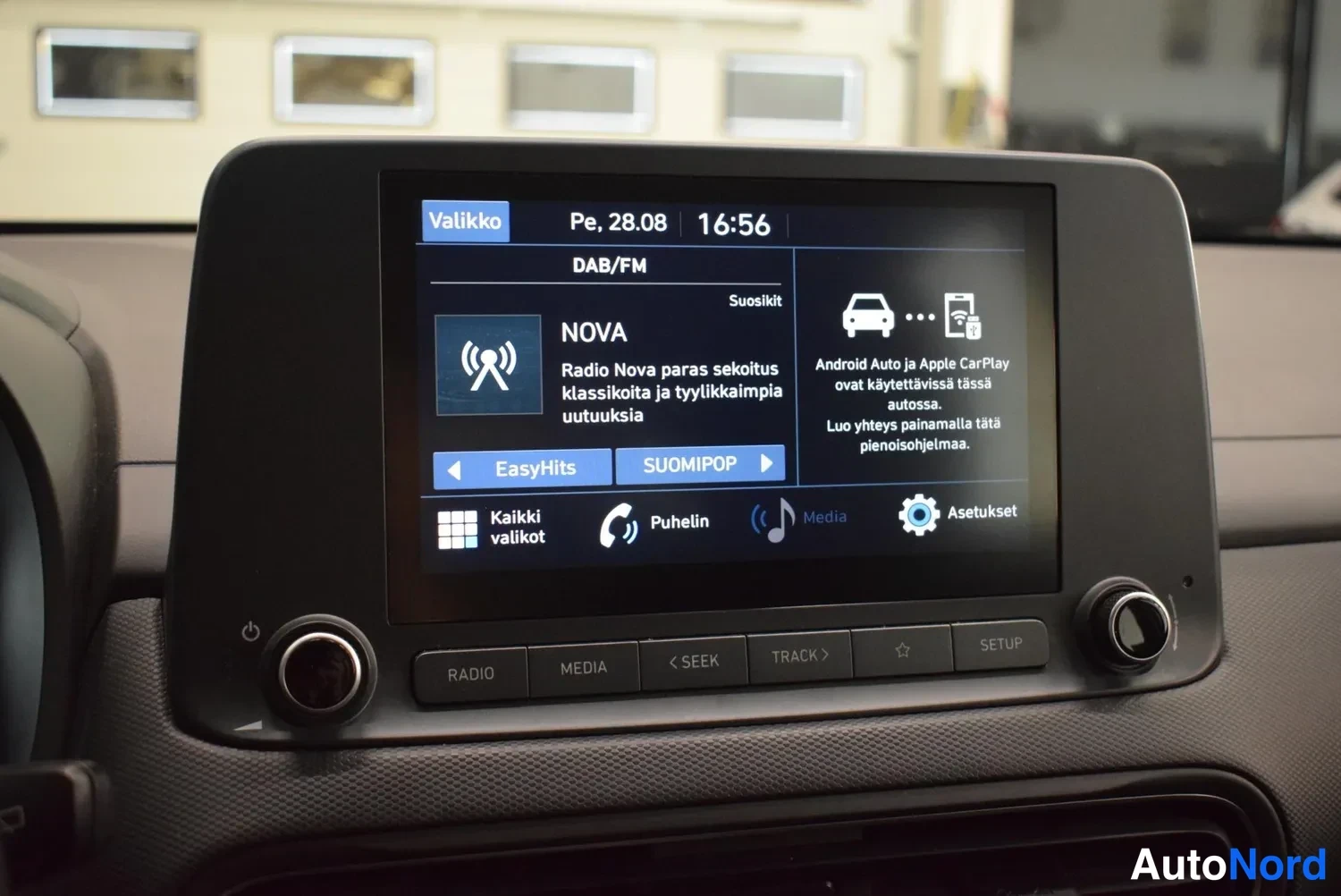 Muu: Kosketusnäytön radiovalikko DAB/FM -radiolla, näytössä teksti Android Auto ja Apple CarPlay.