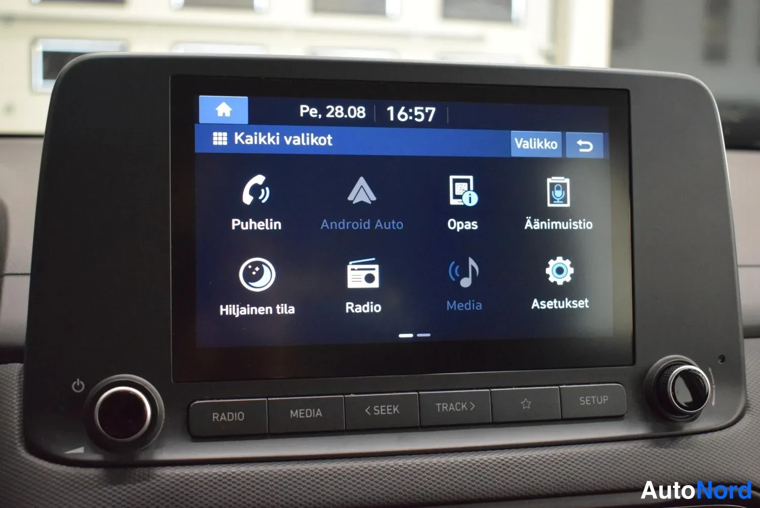 Muu: Auton kosketusnäytön valikko sovelluskuvakkeilla: Puhelin, Android Auto, Opas, Äänimuistio, Hiljainen tila, Radio, Media ja Asetukset.