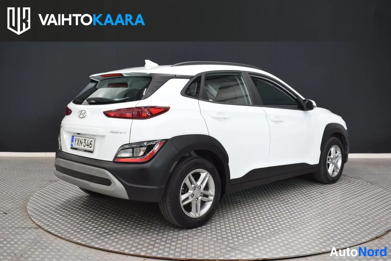 Takaviisto: Hyundai Kona takaa vasemmalta kuvattuna, valkoinen kori, takavalot ja rekisteri.