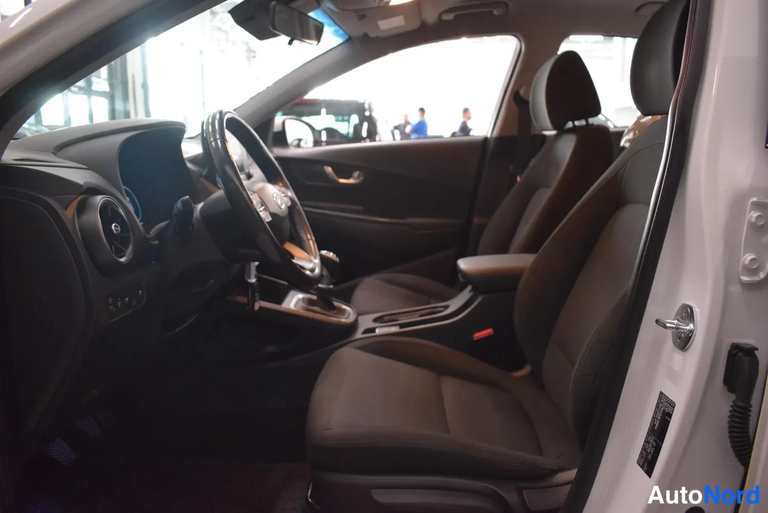 Muu: Kuljettajan puolen ohjaamo ja etupenkit Hyundai Kona -autosta, tummat kankaat penkit.